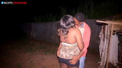 Te aroha o te tiriti me te taangata wera me tetahi kotiro chubby mai i te karapu